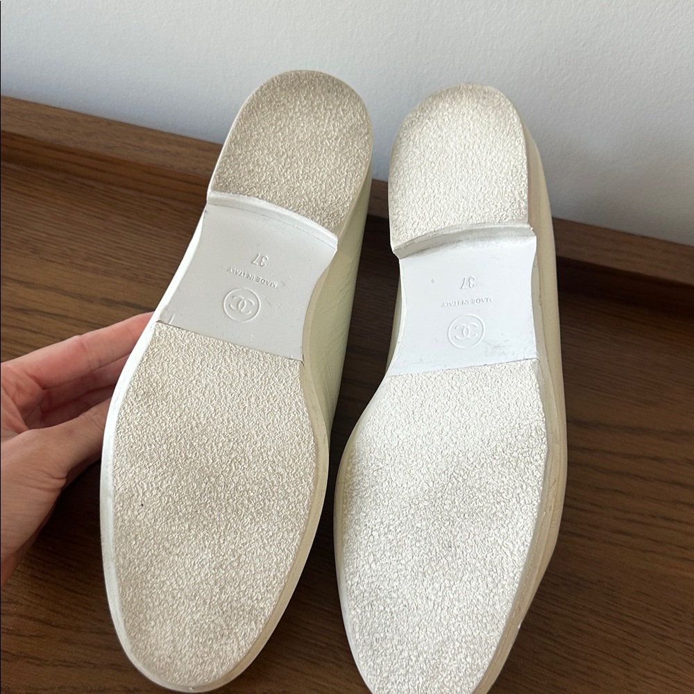 CHANEL Pearl CC logo White Leather Loafers - Picture 9 of 9